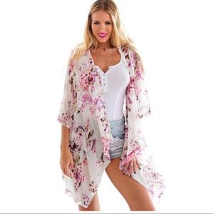 Women’s small pink And white floral kimono